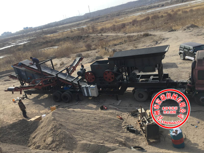 移動顎式破碎機生產(chǎn)安裝現(xiàn)場