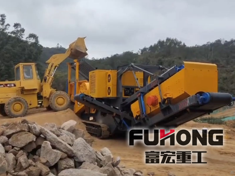 履帶式花崗巖移動顎式破碎機現(xiàn)場